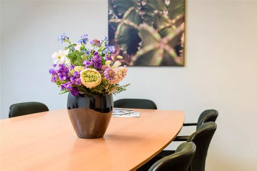 Tischgefäß im Besprechungszimmer
